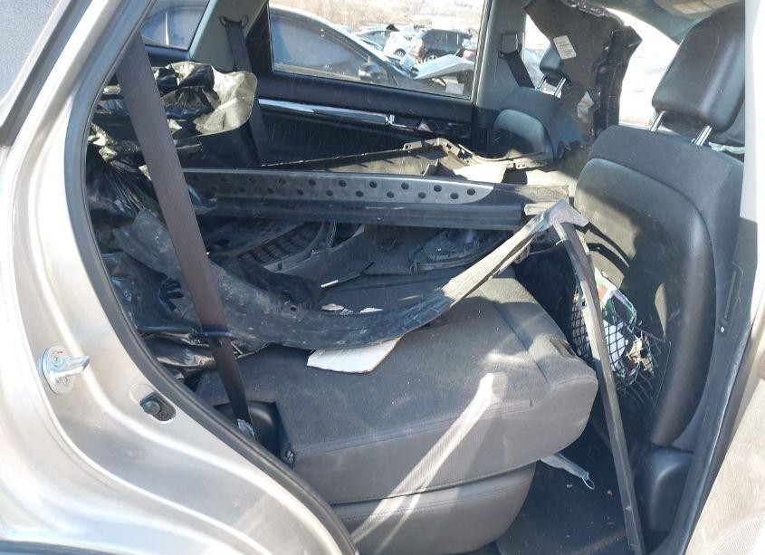 Photo 8 of 2013 Kia Sorento LX (VIN 5XYKT3A61DG348359)