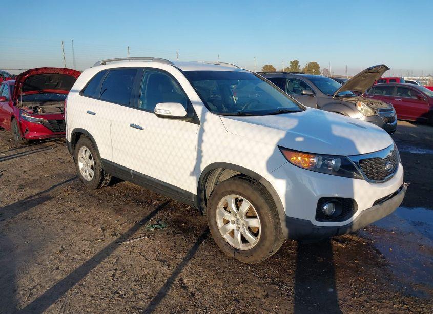 2013 Kia Sorento LX (VIN 5XYKT3A61DG382608) main photo