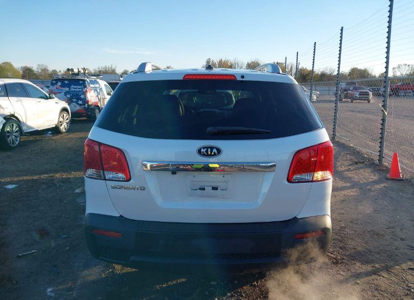 Photo 16 of 2013 Kia Sorento LX (VIN 5XYKT3A61DG382608)