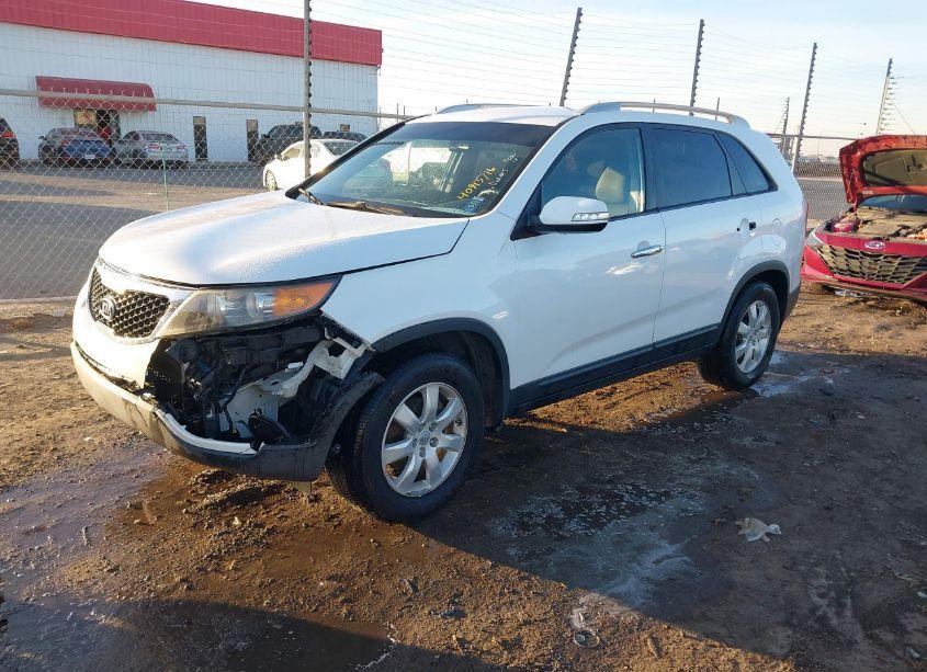 Photo 2 of 2013 Kia Sorento LX (VIN 5XYKT3A61DG382608)