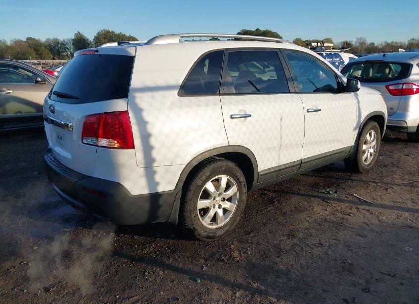 Photo 4 of 2013 Kia Sorento LX (VIN 5XYKT3A61DG382608)