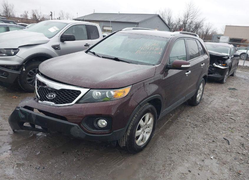 Photo 2 of 2013 Kia Sorento LX (VIN 5XYKT3A61DG393124)