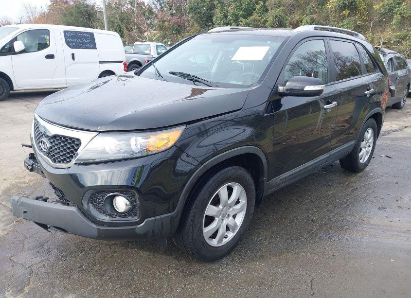 Photo 2 of 2013 Kia Sorento LX (VIN 5XYKT3A61DG401173)