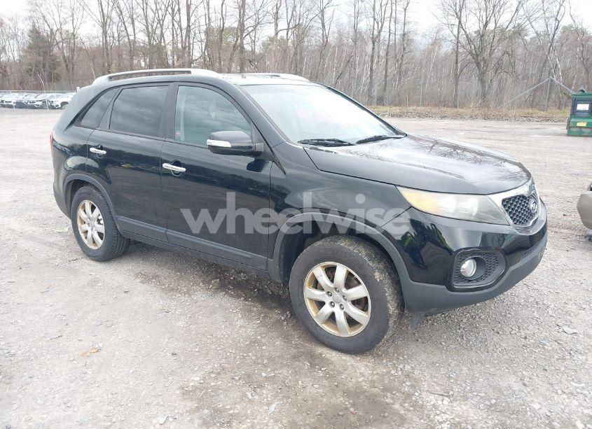 2013 Kia Sorento LX (VIN 5XYKT3A61DG414943) main photo