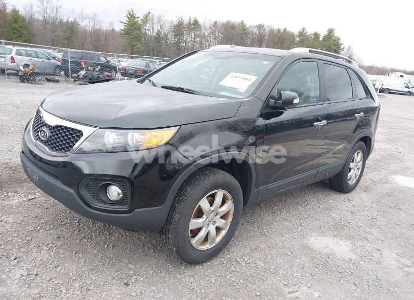 Photo 2 of 2013 Kia Sorento LX (VIN 5XYKT3A61DG414943)