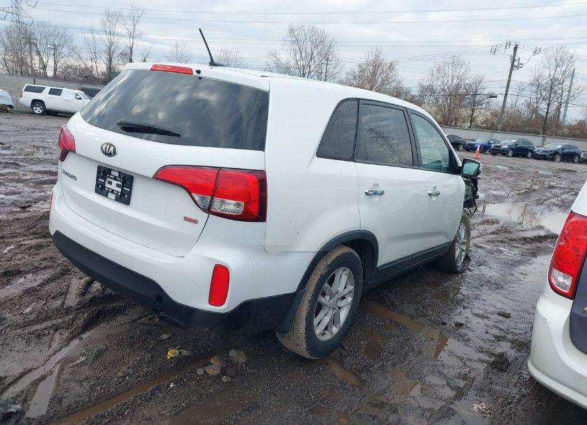 Photo 4 of 2014 Kia Sorento LX (VIN 5XYKT3A61EG464047)