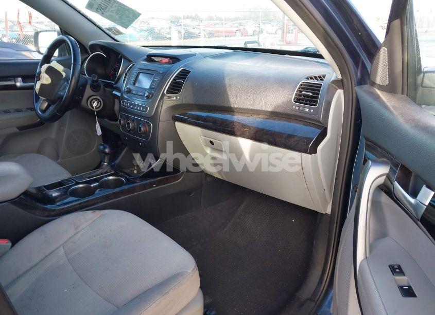Photo 5 of 2014 Kia Sorento LX (VIN 5XYKT3A61EG513621)
