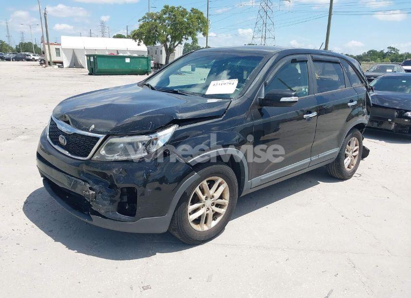 Photo 2 of 2014 Kia Sorento LX (VIN 5XYKT3A61EG535893)