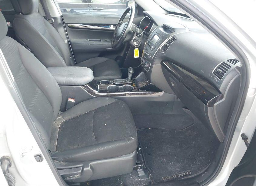 Photo 5 of 2014 Kia Sorento LX (VIN 5XYKT3A61EG538518)