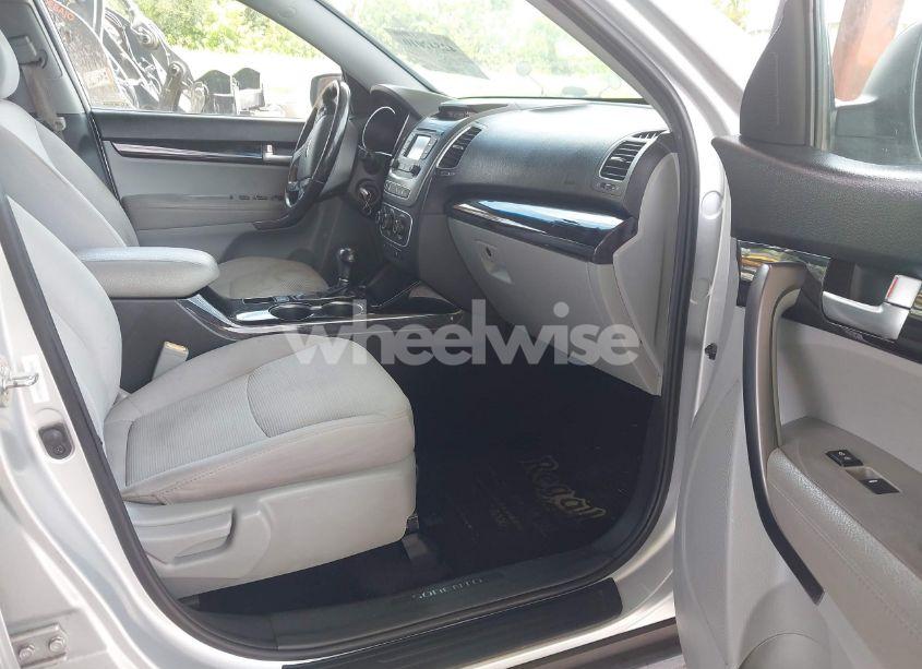 Photo 5 of 2015 Kia Sorento LX (VIN 5XYKT3A61FG551125)