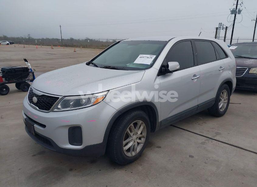Photo 2 of 2015 Kia Sorento LX (VIN 5XYKT3A61FG553909)
