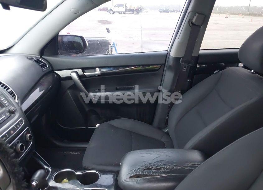 Photo 5 of 2015 Kia Sorento LX (VIN 5XYKT3A61FG553909)