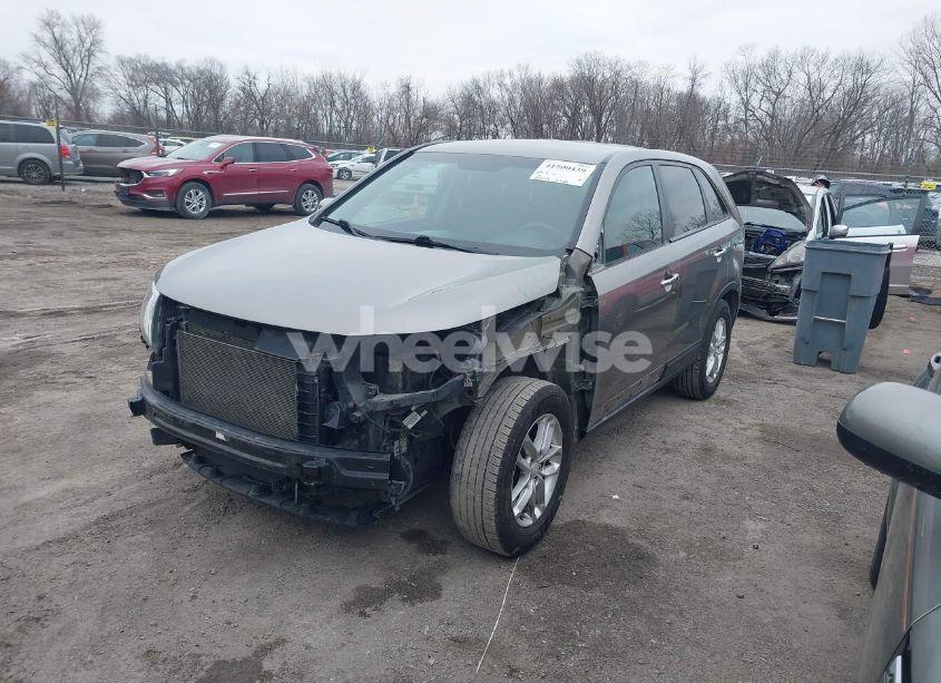 Photo 2 of 2015 Kia Sorento LX (VIN 5XYKT3A61FG557586)