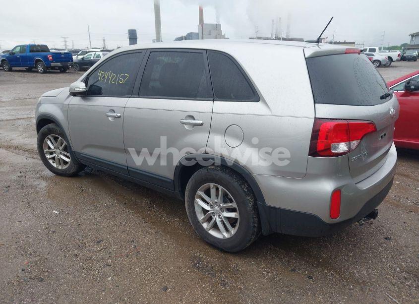 Photo 3 of 2015 Kia Sorento LX (VIN 5XYKT3A61FG558267)