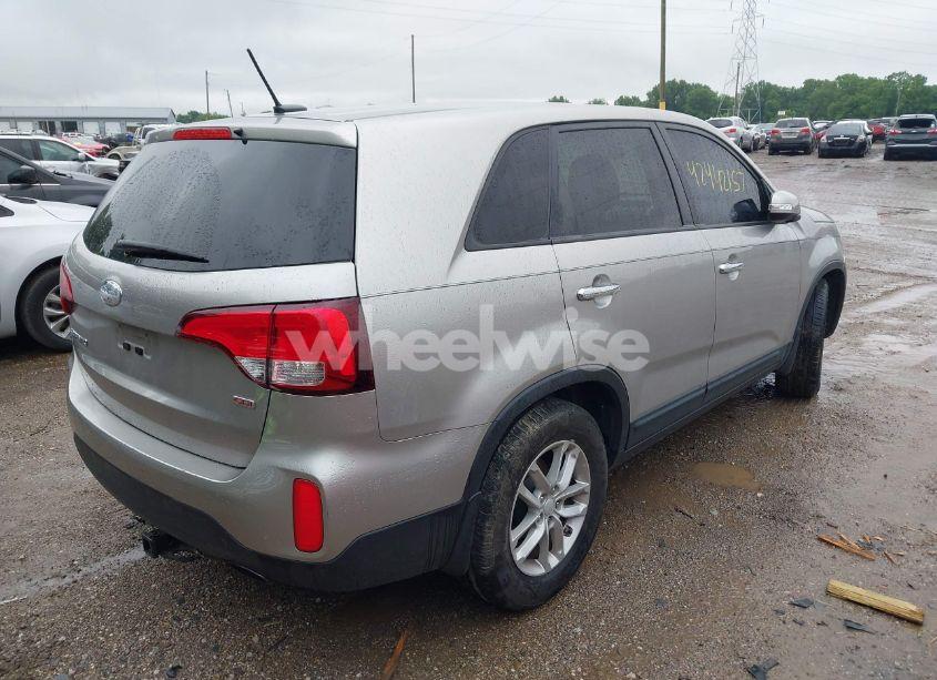 Photo 4 of 2015 Kia Sorento LX (VIN 5XYKT3A61FG558267)