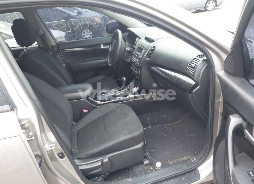 Photo 5 of 2015 Kia Sorento LX (VIN 5XYKT3A61FG558267)