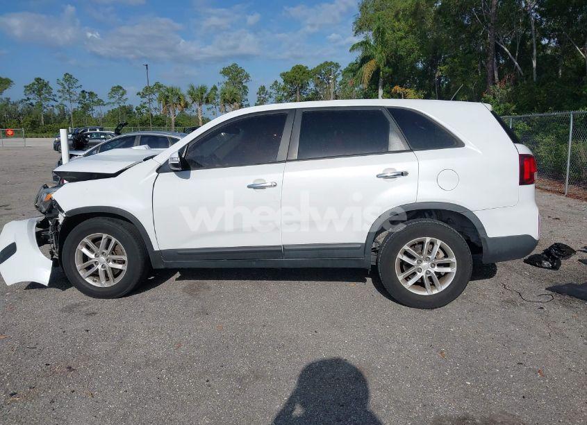Photo 14 of 2015 Kia Sorento LX (VIN 5XYKT3A61FG561833)