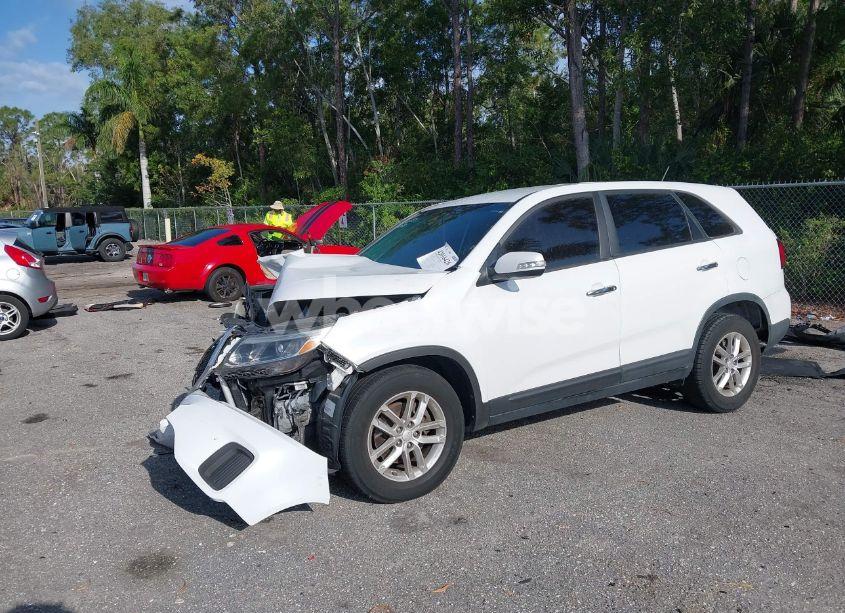 Photo 2 of 2015 Kia Sorento LX (VIN 5XYKT3A61FG561833)