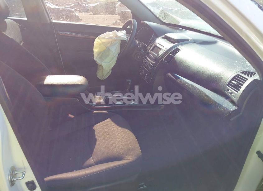 Photo 5 of 2015 Kia Sorento LX (VIN 5XYKT3A61FG561833)