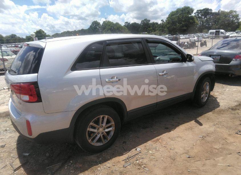 Photo 4 of 2015 Kia Sorento LX (VIN 5XYKT3A61FG620296)