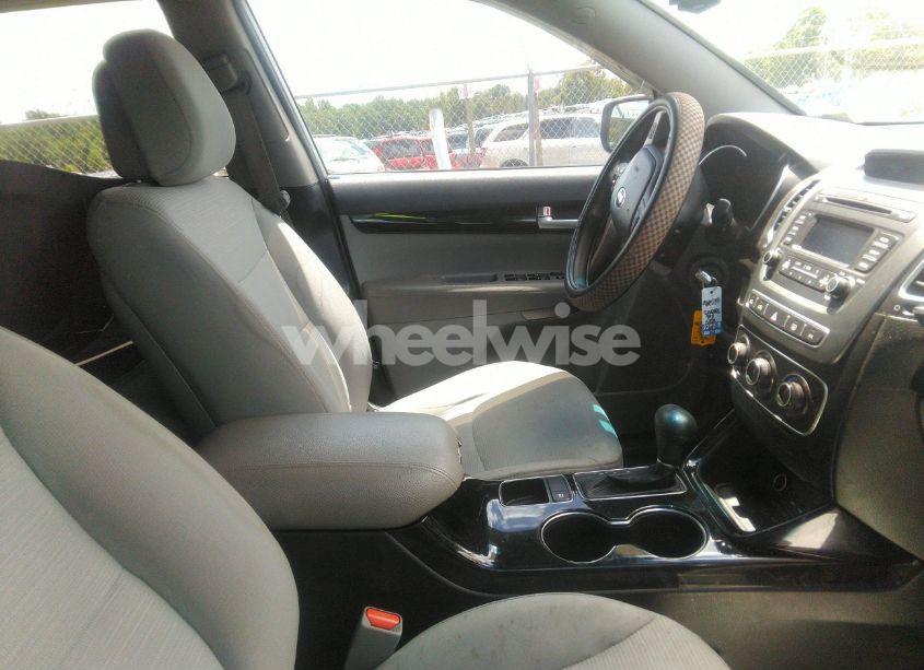 Photo 5 of 2015 Kia Sorento LX (VIN 5XYKT3A61FG620296)