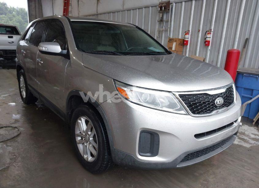 2015 Kia Sorento LX (VIN 5XYKT3A61FG627247) main photo