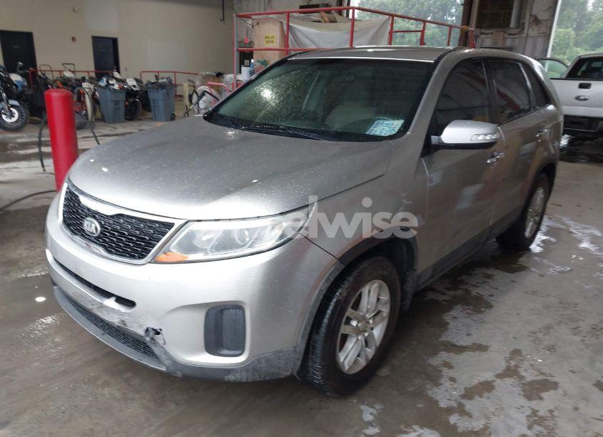 Photo 2 of 2015 Kia Sorento LX (VIN 5XYKT3A61FG627247)