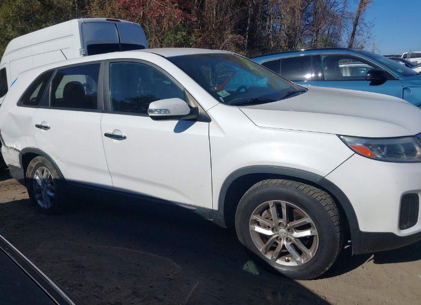 Photo 13 of 2015 Kia Sorento LX (VIN 5XYKT3A61FG645389)