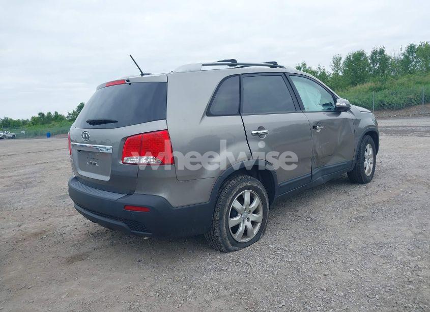 Photo 4 of 2012 Kia Sorento LX (VIN 5XYKT3A62CG267370)