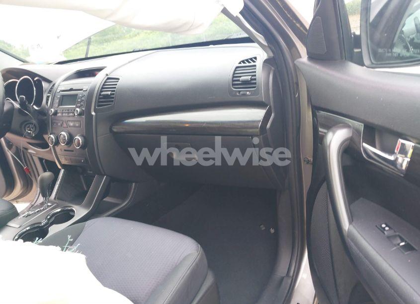 Photo 5 of 2012 Kia Sorento LX (VIN 5XYKT3A62CG267370)