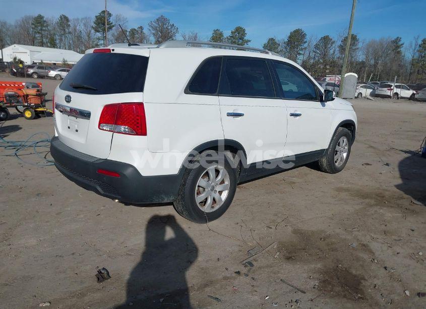 Photo 4 of 2013 Kia Sorento LX (VIN 5XYKT3A62DG314592)