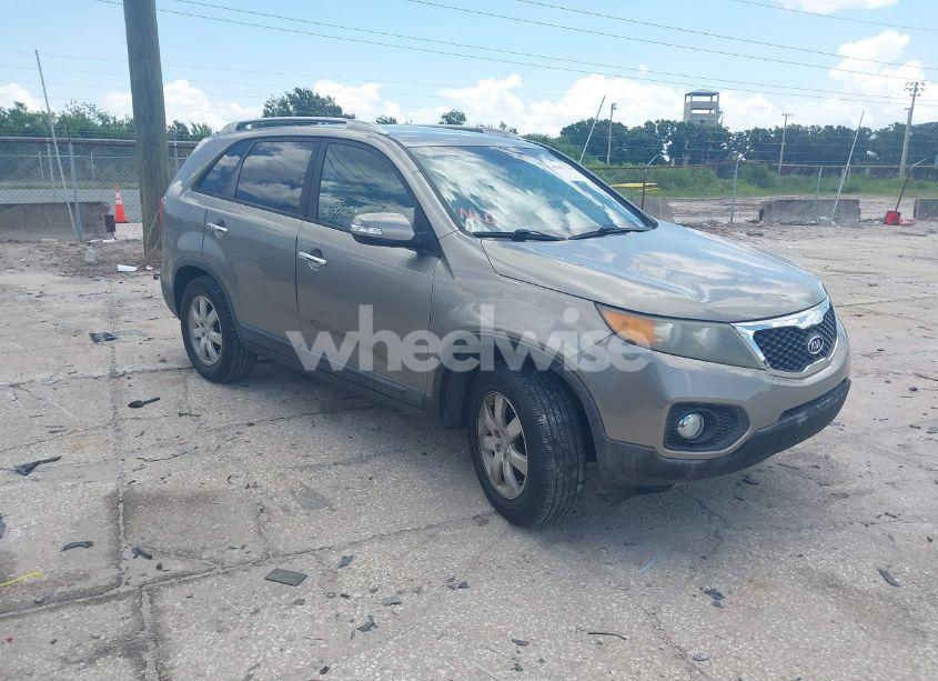 2013 Kia Sorento LX (VIN 5XYKT3A62DG322174) main photo