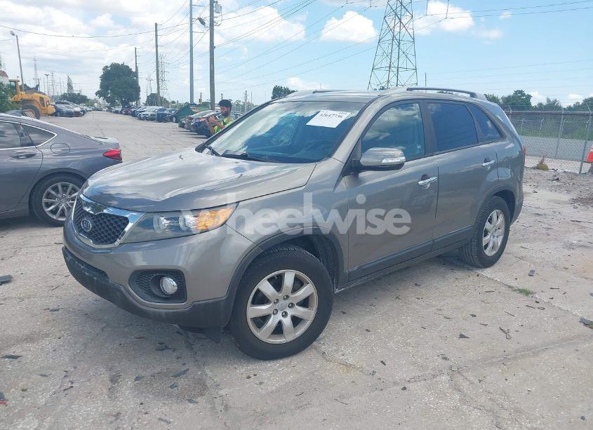 Photo 2 of 2013 Kia Sorento LX (VIN 5XYKT3A62DG322174)