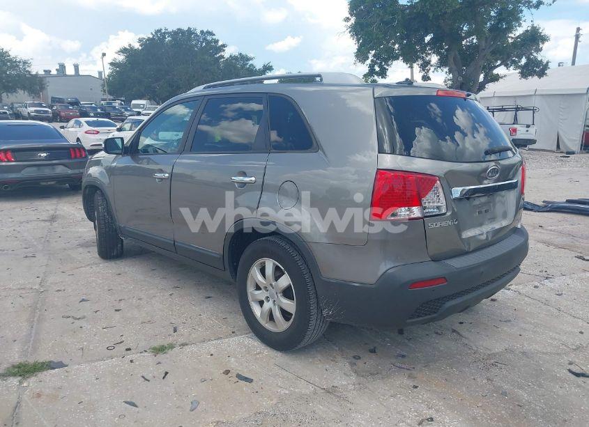 Photo 3 of 2013 Kia Sorento LX (VIN 5XYKT3A62DG322174)