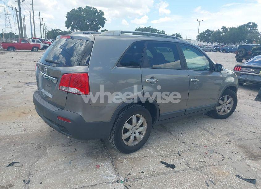 Photo 4 of 2013 Kia Sorento LX (VIN 5XYKT3A62DG322174)