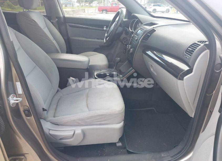 Photo 5 of 2013 Kia Sorento LX (VIN 5XYKT3A62DG322174)