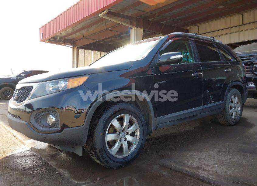 Photo 2 of 2013 Kia Sorento LX (VIN 5XYKT3A62DG325270)