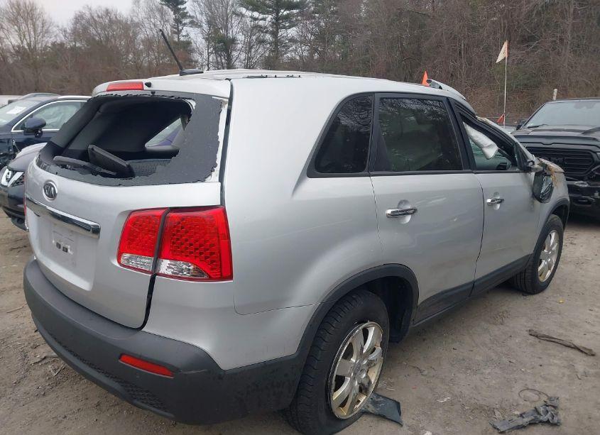 Photo 4 of 2013 Kia Sorento LX (VIN 5XYKT3A62DG330663)