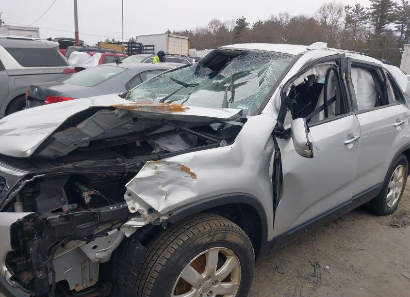 Photo 6 of 2013 Kia Sorento LX (VIN 5XYKT3A62DG330663)