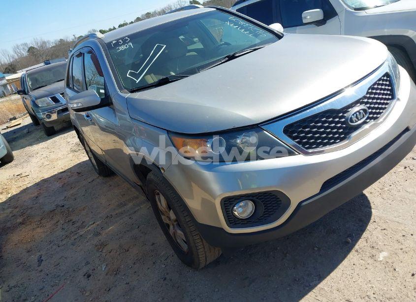 2013 Kia Sorento LX (VIN 5XYKT3A62DG364926) main photo