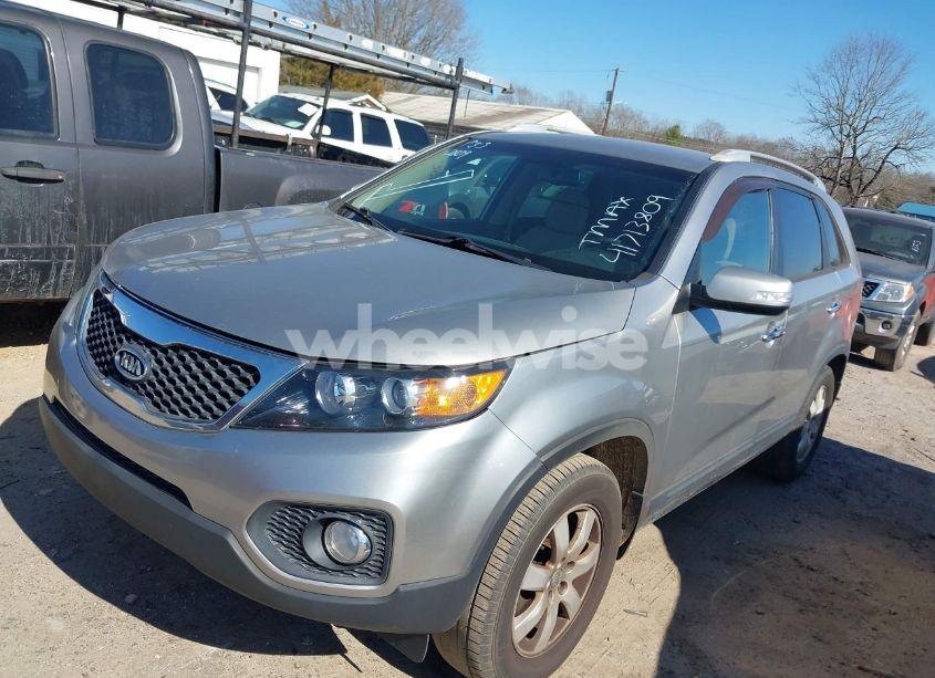 Photo 2 of 2013 Kia Sorento LX (VIN 5XYKT3A62DG364926)