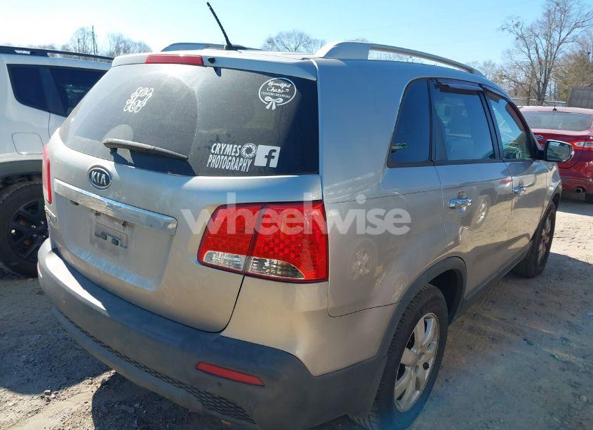 Photo 4 of 2013 Kia Sorento LX (VIN 5XYKT3A62DG364926)