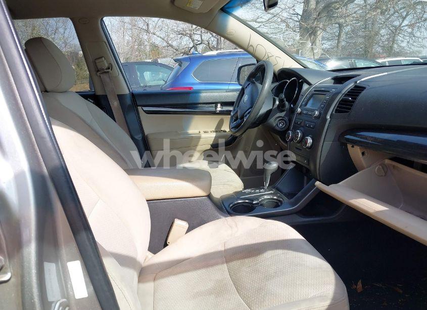 Photo 5 of 2013 Kia Sorento LX (VIN 5XYKT3A62DG364926)