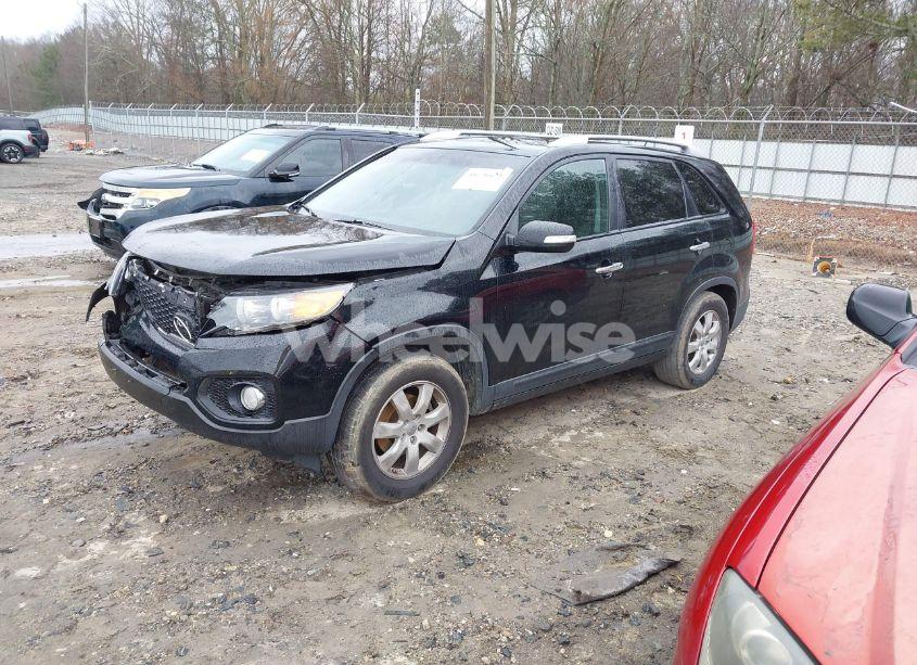 Photo 2 of 2013 Kia Sorento LX (VIN 5XYKT3A62DG394122)