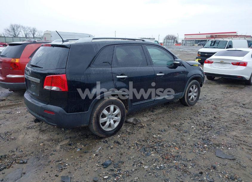 Photo 4 of 2013 Kia Sorento LX (VIN 5XYKT3A62DG394122)