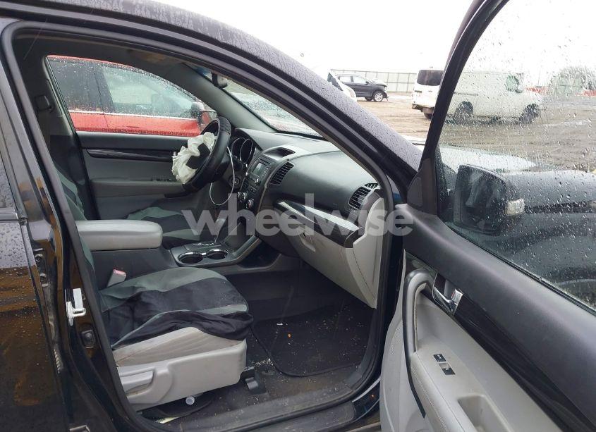 Photo 5 of 2013 Kia Sorento LX (VIN 5XYKT3A62DG394122)