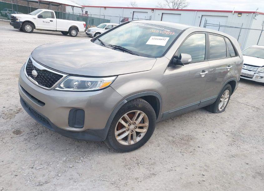 Photo 2 of 2014 Kia Sorento LX (VIN 5XYKT3A62EG473260)