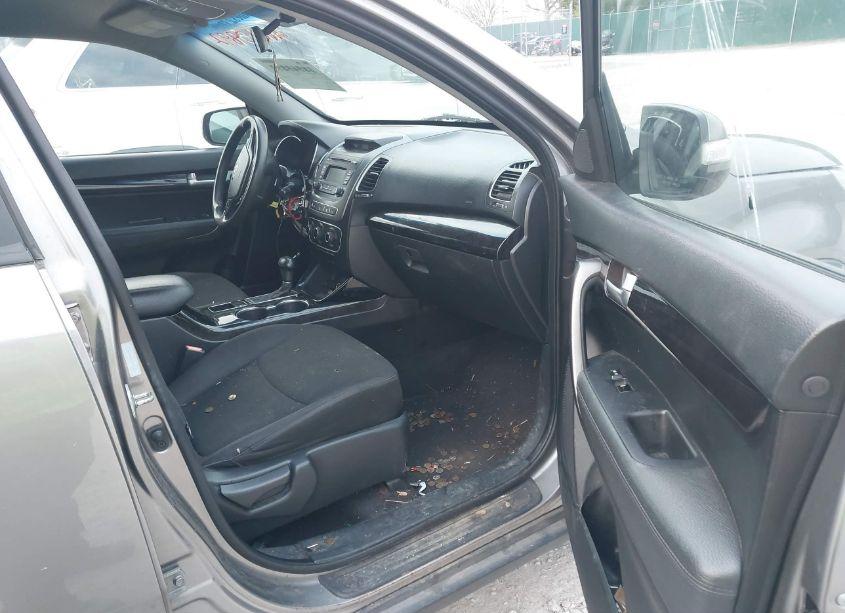 Photo 5 of 2014 Kia Sorento LX (VIN 5XYKT3A62EG473260)