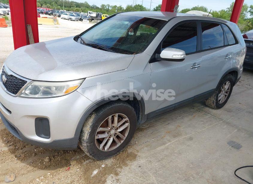 Photo 2 of 2014 Kia Sorento LX (VIN 5XYKT3A62EG476787)