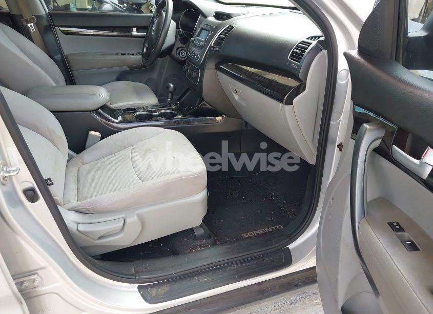 Photo 5 of 2014 Kia Sorento LX (VIN 5XYKT3A62EG476787)